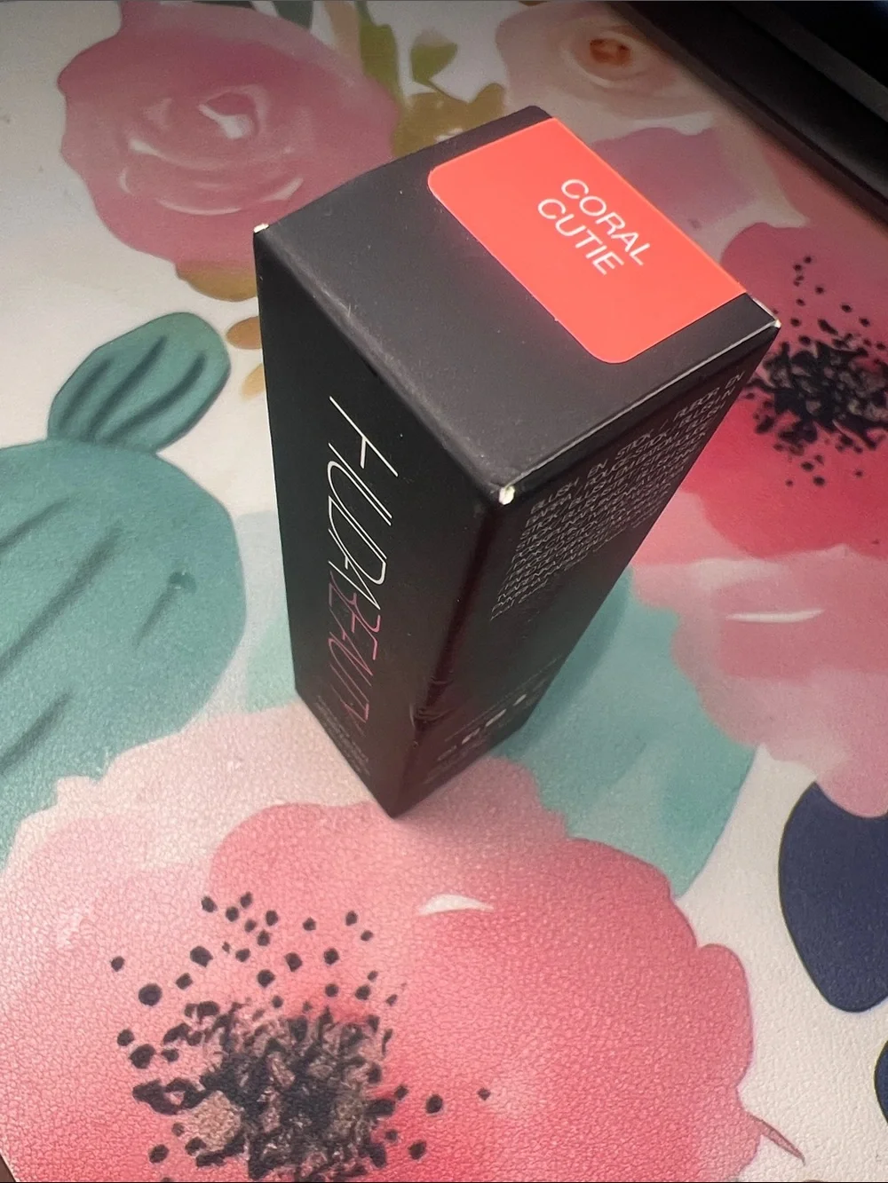 NIB✅HUDA BEAUTY Coral Cutie Sealed